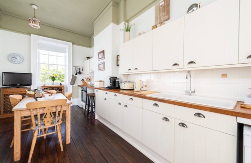 St Neots House | Stunning and spacious Georgian town house in historic town centre with parking!