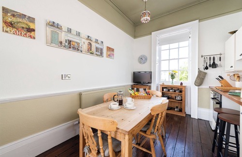 St Neots House | Stunning and spacious Georgian town house in historic town centre with parking!