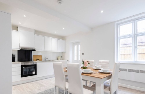 Newark Apartment | Stunning Apartment | Free Parking | Great Location