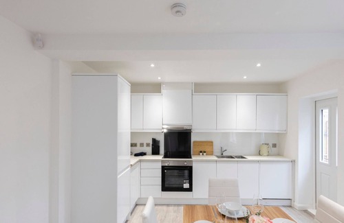 Newark Apartment | Stunning Apartment | Free Parking | Great Location