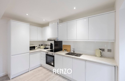 Newark Apartment | Stunning Apartment | Free Parking | Great Location