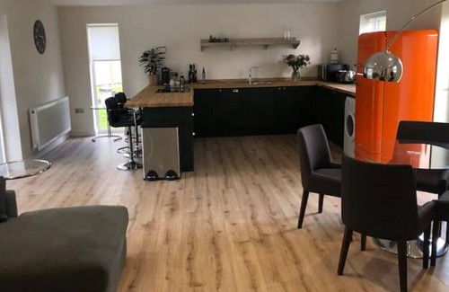 Wickham Apartment | Stunning apartment with private garden & garage