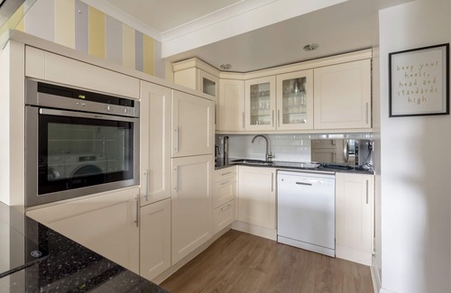 Dalry Apartment | Stunning Apartment Close To Edinburgh City Centre, indoor pool and garden