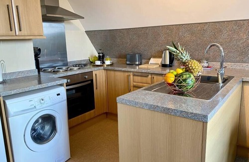 Westbourne Condo | Stunning Apartment - 5 minute walk to the beach!