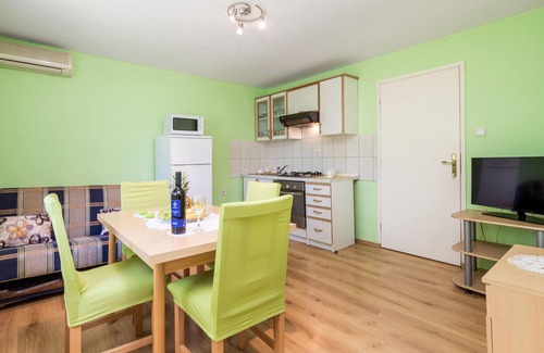 Licko Lesce Apartment | Stunning apartment in Otocac with WiFi