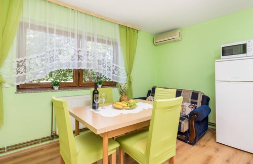 Licko Lesce Apartment | Stunning apartment in Otocac with WiFi