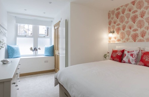 Salcombe Apartment | Stunning apartment Salcombe, views & swimming pool.