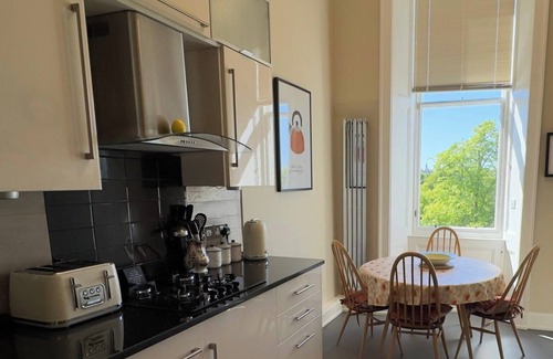 New Town Apartment | Stunning apartment with spectacular views 5 minutes walk from Princes Street