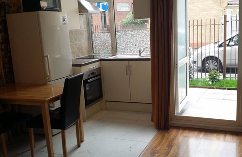 Tottenham Apartment | Stunning apartment with private garden
