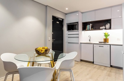 Flora Park Apartment | Stunning Apartment with City Views