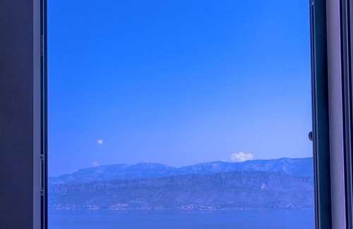 Milna (Brac) Apartment | Stunning apartment with terrace looking across the glistening Adriatic
