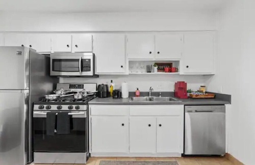 West Campus Apartment | Stunning Area! King Suite - 2 Mins from UT - Free Parking