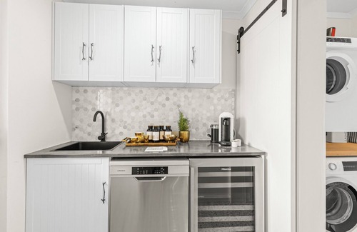 West Mackay Apartment | Stunning Art Deco Apartment Inner City Mackay Close to Airport and Hospital