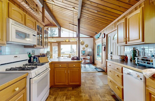 Georgetown House | Stunning artist's retreat with ocean view & amazing deck, near Reid State Park