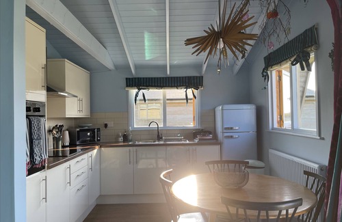 Gumley Cabin | Stunning Award Winning Lakeside Lodge perfect for fishing