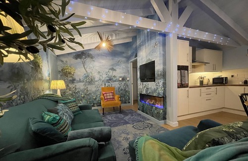 Gumley Cabin | Stunning Award Winning Lakeside Lodge perfect for fishing