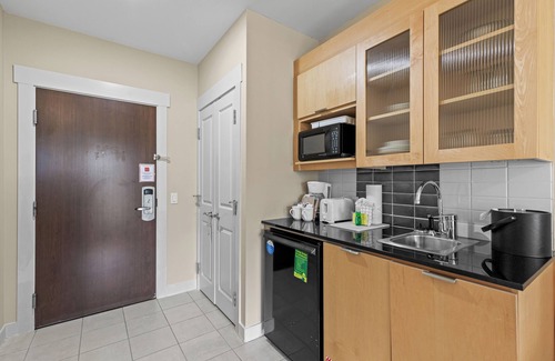 Baytowne Wharf Condo | Stunning Bahia Studio Condo at Wharf! Beach Tram, Tropical Pool, and Hot Tub!