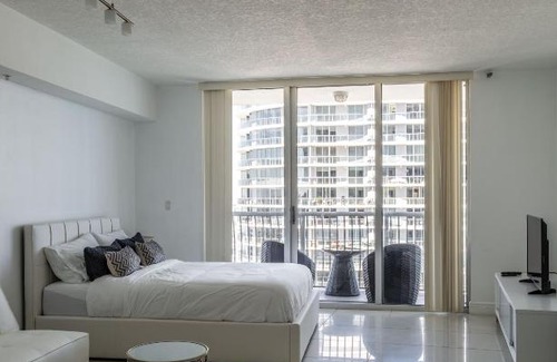 Edgewater Apartment | Stunning Bay View Studio