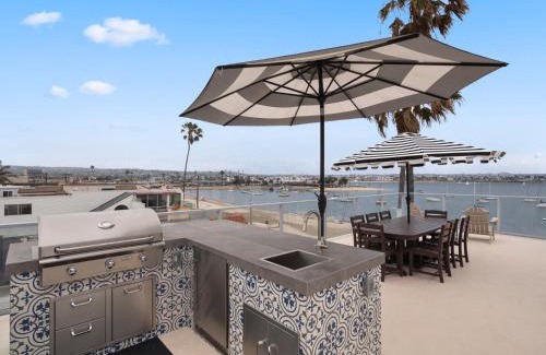 Central Mission Beach House | Stunning Bayfront condo with gorgeous views, garage, massive roof deck & AC - dogs welcome!
