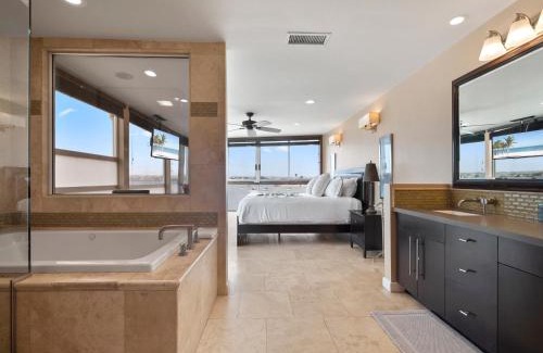 Central Mission Beach House | Stunning Bayfront condo with gorgeous views, garage, massive roof deck & AC - dogs welcome!