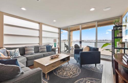 Central Mission Beach House | Stunning Bayfront condo with gorgeous views, garage, massive roof deck & AC - dogs welcome!