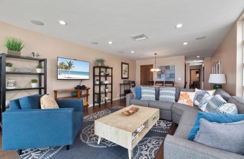 Central Mission Beach House | Stunning Bayfront condo with gorgeous views, garage, massive roof deck & AC - dogs welcome!