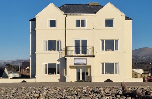 Dinas Apartment | Stunning Beach Front Apartment- Sands - Wendon - Ground Floor