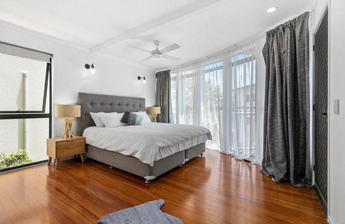 Castaways Beach Apartment | Stunning Beach Front Villa At Castaway Cove