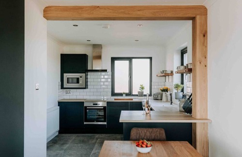 Penycwm House | Stunning Beach House for 10 with Hot Tub & Parking