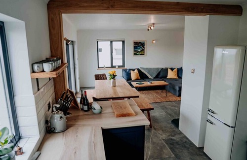 Penycwm House | Stunning Beach House for 10 with Hot Tub & Parking