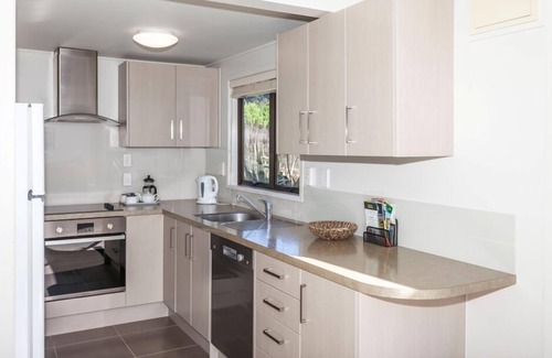 Hot Water Beach House | Stunning beach house within stone’s throw of the beach