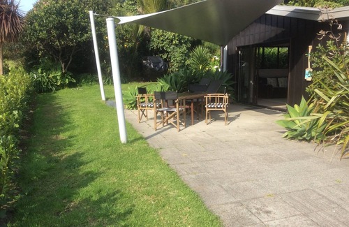 Hot Water Beach House | Stunning beach house within stone’s throw of the beach