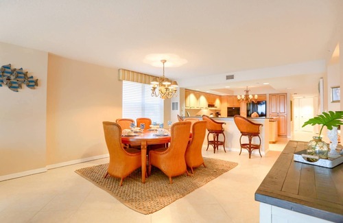 Redington Beach Condo | Stunning Beachfront, Huge Balcony, W/D, Free Wi-Fi & Cable, BBQ, 2 Pools, Hot Tub ~ 110 La Contessa