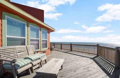 Gilchrist House | Stunning Beachfront 3 Bedroom Home, CoralMoonBeach