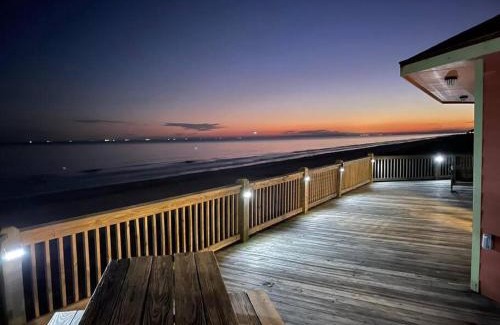 Gilchrist House | Stunning Beachfront 3 Bedroom Home, CoralMoonBeach
