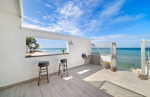Merlin Bay Villa | Stunning Beachfront Villa with Plunge Pool - Westshore