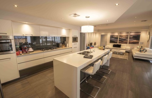 Alkimos House | Stunning Beachfront Retreat Vacation Home