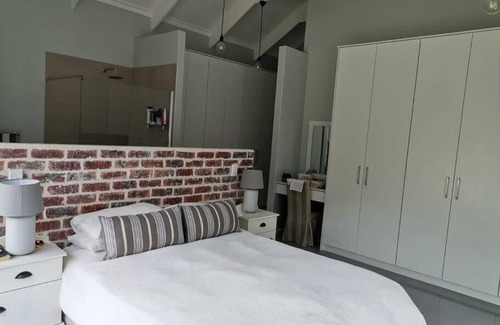 L'Agulhas House | Stunning beachfront spacious family home