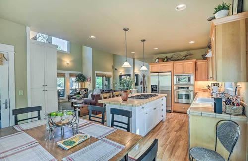 RiverWild House | Stunning Bend Retreat < 20 Mi to Mt Bachelor!