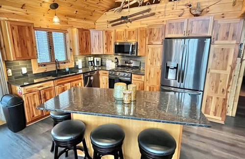 Thompsonville Cabin | Stunning Betsie River Cabin by Crystal Mtn, Game Rm, Loft, Kayaks, AC, 4.5acres!