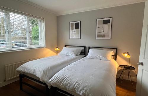 Woodmansey House | Stunning Beverley Bungalow w Fireplace, private parking, and garden