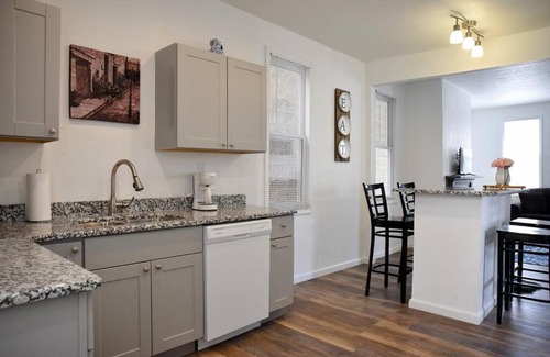 Crafton House | Stunning Big Home Near Downtown North Shore & More