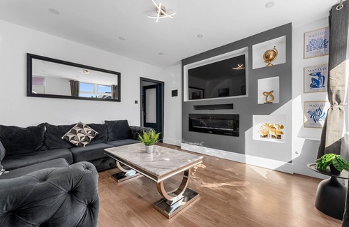 Bolton House | Stunning Bolton Abode – Pool Table & Free Parking