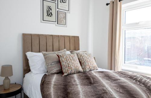 Bolton House | Stunning Bolton Abode - Cinema Experience - Parking