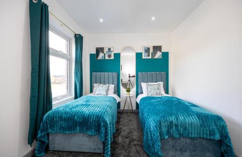 Bolton House | Stunning Bolton Abode - Cinema Experience - Parking