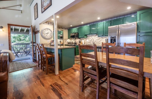 Mammoth Lakes Condo | Stunning boutique mountain condo near Village and Gondola