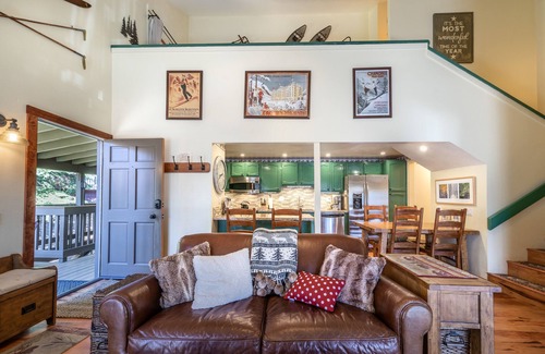 Mammoth Lakes Condo | Stunning boutique mountain condo near Village and Gondola