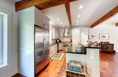 Clearview House | Stunning Buckingham Chalet - Minutes to Blue Mountain with Pool