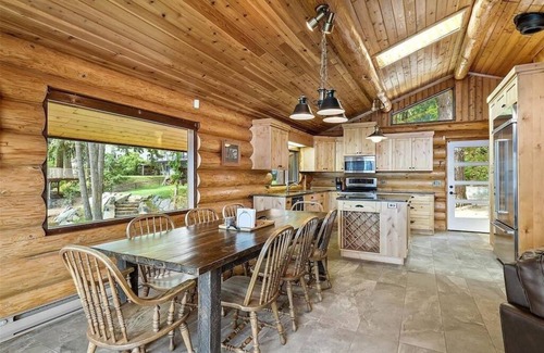 Anglemont Cabin | Stunning Cabin Lakeside on the Shuswap