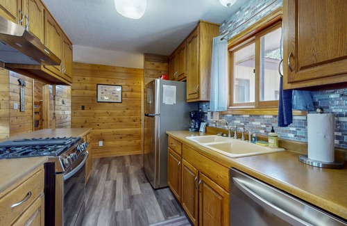 Eagle Nest Cabin | Stunning cabin w/mountain & lake views, private W/D, near outdoor activities